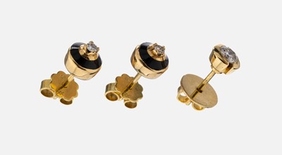 Paar 18 kt Gold Brillant-Ohrstecker und 1 einzelner Ohrstecker, GG 750/000, 3 Brillanten zus. ca. 0.24 ct Weiß/si, ca. 4.0 g