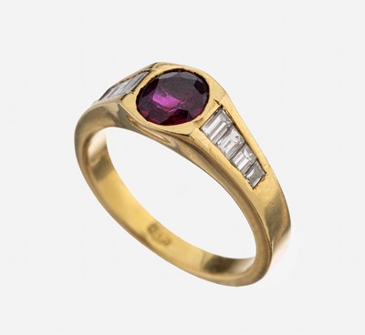 18 kt Gold Rubin-Diamant-Ring, GG 750/000, mittig ovalfacett. Rubin ca. 0.75 ct, schöne Farbe, 8 Diamantbaguettes zus. ca. 0.40 ct Weiß/si, RW 48, ...