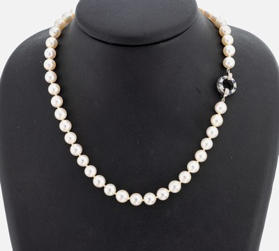 Perl-Collier mit Platin Saphir-Rubin-Diamant- Schließe, Pt gepr., Zuchtperlen, einzeln geknotet, Schließe, 1 Seite mit 7 rundfacett. Saphiren und ...