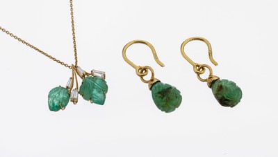 18 kt Gold Smaragd-Diamant-Anhänger, GG 750/000, 2 geschnittene Smaragd-Blätter, 3 Diamantbaguettes zus. ca. 0.13 ct Weiß/si, an Kette, L. ca. 40 ...