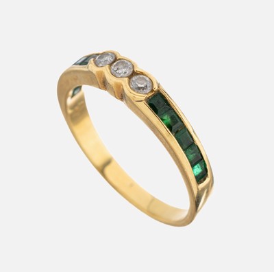 18 kt Gold Smaragd Diamant Ring, GG 750/000, 3 kl. Brillanten und 10 Smaragd- Karrees, total ca. 2.8 g, RW 53