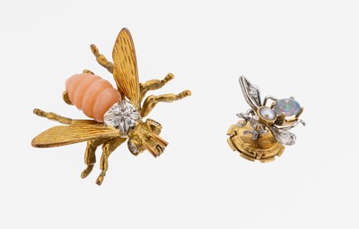 Konvolut Brosche und Stick-Pin "Fliegen", GG 750/000, 1 x Körper aus Koralle, kl. 8/8-Diamantbesatz, 1 x Körper aus Opal- cabochon und ...