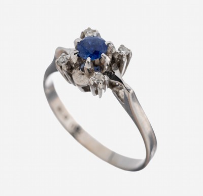17 kt Gold Saphir Diamant Ring, WG 750/000, rundfacett. Saphir und 4 kl. 8/8-Diamanten,total ca. 2.7 g, RW 50