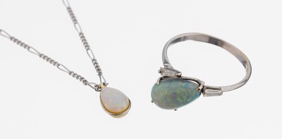 Schmuckkonvolut mit Opalen: Collier und Ring, Collier WG 585/000, Ring WG 750/000, 2 tropfenförm. Opale, L. ca. 38 cm, RW 50, total ca. 3.5 g