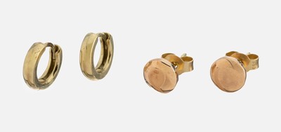 2 Paar zierliche 14 kt Gold Ohrstecker, GG 585/000, 1 x Creolenform D ca. 0.8 cm, 1 x runde Platte, total ca. 3.7 g