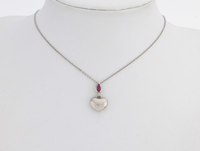 Platin Collier mit Herzanhänger, facett. Rubellith-Tropfen, Abhängung mit massivem Herz, total ca. 7.3 g, Federring- schließe, L. ca. 38 cm