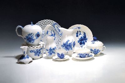 Frühstücksservice für 6 Personen mit vielen Servierteilen, Blaue Blume, Royal Copenhagen, 1980-84, Porzellan, unterglasurblauer Dekor, 6 Teetassen ...