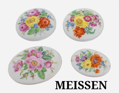 Konvolut 4 MEISSEN-Porzellanplatten, 2 x rund, 1924-1934, sogn. Pfeiffer-Zeit, D. ca. 4.3 cm, Streublumendekor, 2 x oval, wohl 1950er Jahre, 1 x 5.5 ...