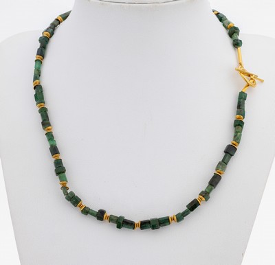 21.6 kt Gold Smaragd-Collier, GG 900/000 gepr., facett. Smaragde in versch. Größen, Formen und Farbnuancen, Steckschließe und Zwischenglieder GG, ...