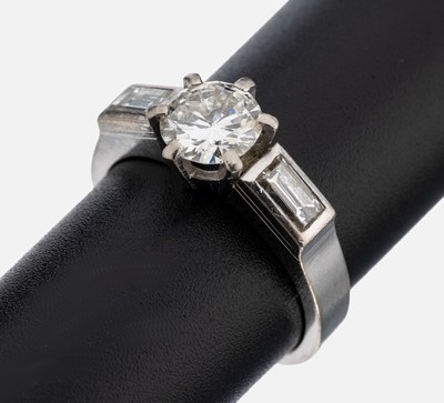 14 kt Gold Diamant-Ring, 1960er Jahre, WG 585/000, qualitätvolle Verarbeitung, mittig Brillant ca. 1.0 ct Weiß/vs, Ringschultern mit 2 ...