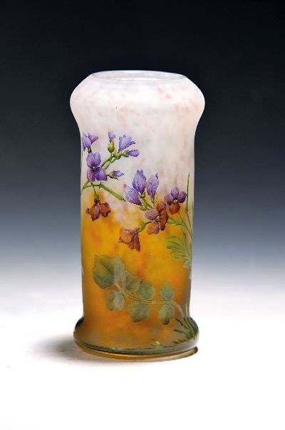 Kleine Vase, "Violettes", Nancy, um 1905, farbloses Glas, milchweisse, blauviolette u. bernsteinfarbene Pulvereinschlüsse, umlauf. ...