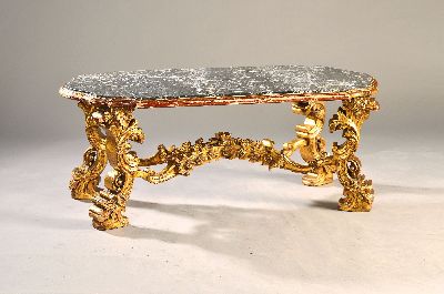 Couchtisch, 20.Jh., Gestell aus Holz in gold gefaßt, Unterbau aufwendig geschnitzt aus floralen Dekorationen, Akanthus und Voluten, Oberfläche mit ...