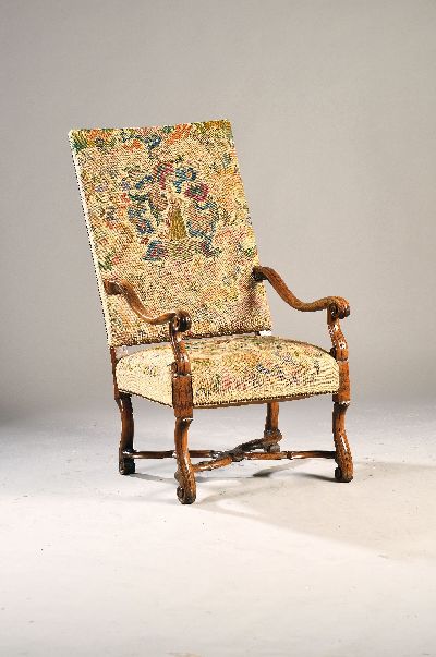 Sessel, um 1830, Nußbaum massiv, gepolstert und bezogen, volutenförmige Armlehnen, verstrebter Unterbau, ca. 120x64x56 cm, EZ 2-3