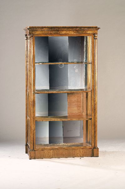 Vitrine, um 1820, Biedermeier, Nußbaumfurnier dreiseitig verglast, innen Rückwand verspiegelt, ein Teil vom Spiegel fehlt, Einlegeböden, ...
