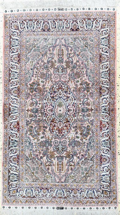 Hereke Seide, China, Ende 20.Jhd, reine Naturseide, ca. 155 x 90 cm, Reinigungsbedürftig, EHZ: 2