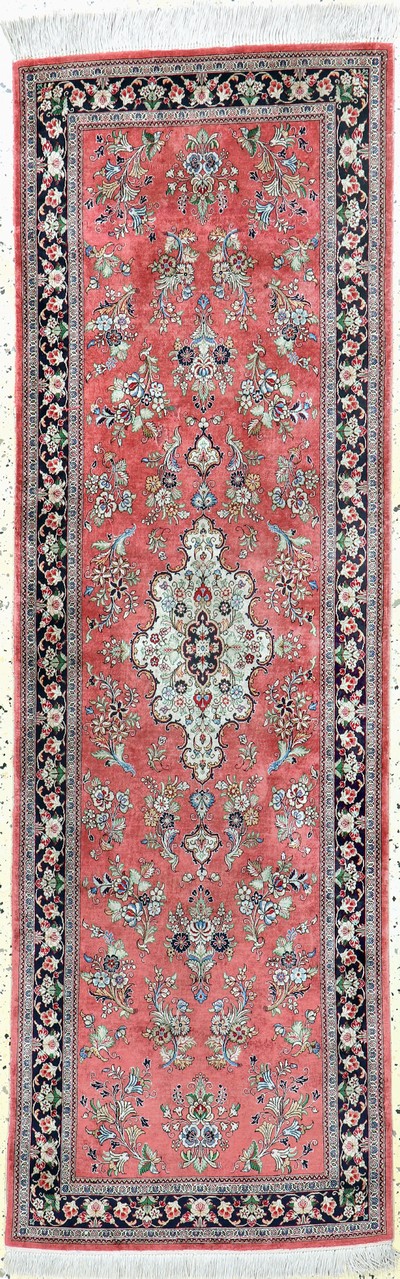 Ghom Seide fein, Persien, Ende 20.Jhd, reine Naturseide, ca. 202 x 65 cm, ca. 1,0 Mio. Kn/qm, EHZ: 1-2(zwei kleine Restaurierungen).