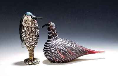 2 Glasskulpturen, Oiva Tiokka (1931-2019) für Iitalla, mundgeblasen mit steifigen bzw. fleckigen Einschmelzungen, beide signiert, H. ca. 22 bzw. 18cm
