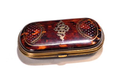 Deckeldose bzw. kleines Etui, Frankreich, um 1870, Schildpatt mit Perlmutt- und Goldpiqué, Messingmonturen, innen mit violettem Stoff ausgeschlagen, ...