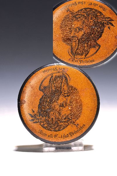 Lackdose, deutsch, um 1800, Deckel mit Wendebild Philosoph und Esel mit Inschrift: Der Philisoph - Nicht alle E...l sind Philosophen, H. ca. 8cm, D. ...