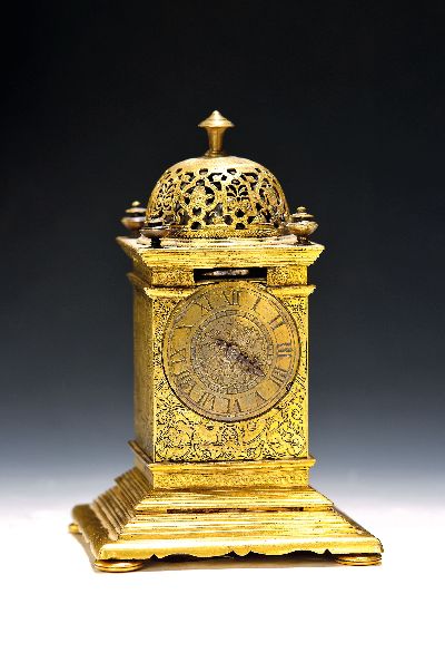 Kleine Türmchenuhr, Spätrenaissance, Anfang 17. Jh., das vierseitig vergoldete Messinggehäuse steht auf einem getreppten Sockel, allseitig sehr ...