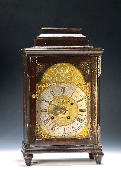Barockuhr, Provenienz Markgrafschaft Ansbach / Bayreuth, um 1760, Holzgehäuse, allseitig verglast, Bogenzifferblatt graviert, im Arkus der ...