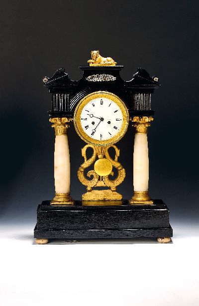 Biedermeieruhr, süddt. um 1820/40, Holzgehäuse, farblich gefaßt, Alabastersäulen, goldfarbene Kapitelle und Basen, Löwenbekrönung, Glasdeckel ...