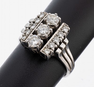 18 kt Gold Brillant-Ring, WG 750/000, mittig 3 Brillanten zus. ca. 0.75 ct Weiß/vs -si, seitl. 10 Brillanten zus. ca. 0.30 ct Weiß-l.get.Weiß/si, ...