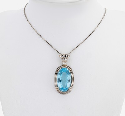 14 kt Gold Topas-Diamant-Anhänger, WG 585/000, ovalfacett. Blautopas (beh.) ca. 30.0 ct, Öse mit 12 Diamanttrapeze zus. ca. 0.60 ct Weiß/si, L. ...