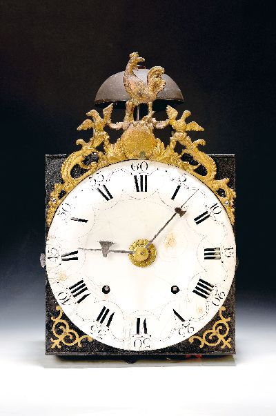 Comtoise Frankreich, Ludwig XVI. - Revolution,um 1770/80, Emailzifferblatt in Schüsselform (min. ausgebessert/haarrissig), orig. Aufsatz, gegossener ...