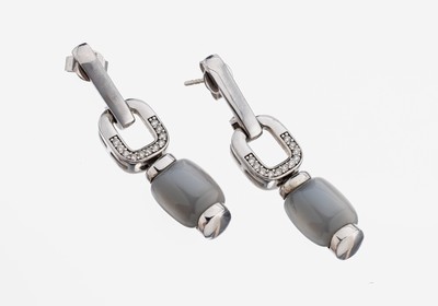 Paar 14 kt Gold Brillant-Mondstein-Ohrstecker, WG 585/000, länglich bewegl. gearbeitet, 2 kissenf. Mondstein-Cabochons zus. ca. 6.0 ct, 22 ...