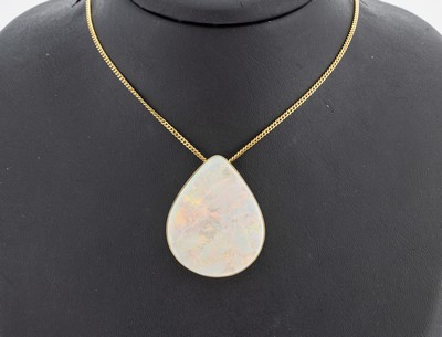 14 kt Gold Opal-Anhänger, GG 585/000, schlichtes Design, tropfenf. Opal, trockenrissig, schönes Farbspiel in Rot, Gelb und Blau, an Kette, GG ...
