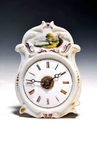 Jockele-Uhr, Schwarzwald um 1850/60, Porzellanschild in sog. Tropfenform, mit Flußlandschaft bemalt, Goldbemalung berieben, Holz unterfüttert, ...