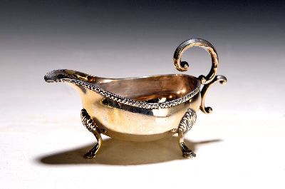 Kleine Sauciere, B & C Sheffield, 925er Sterling Silber, auf drei Füßen Stehend, Kordelbanddekor, H. ca. 8cm, ca. 132g.