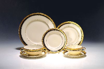 Großes Service, Hutschenreuther Hohenberg, Modell Olivia 63, 24 Speiseteller, D.ca. 25 cm; 12 Suppentassen mit Untertassen, 9 Salatteller, D.ca. ...