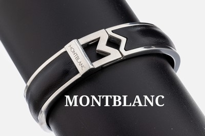 MONTBLANC Armreif, Stahl und schwarzes Leder, M-Logo, Klappscharnier, neuwertiger Zu- stand, ca. 6 x 4.5 cm, Orig.-Etui und Umkarton