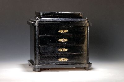 Modellkommode des Spätklassizismus, Mitte 19.Jh., Holz geschwärzt, 4 Schübe mit einem Schlüssel (schwergängig), Deckelschub, Bronzebeschläge, ...
