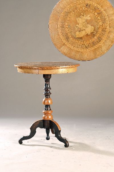 Beistelltisch, Frankreich, um 1900, reich intarsierte Platte mit Darst. des Hl. Georg den Drachen tötend, spannungsrißig, H. ca. 73 cm, D. ca. 59 ...