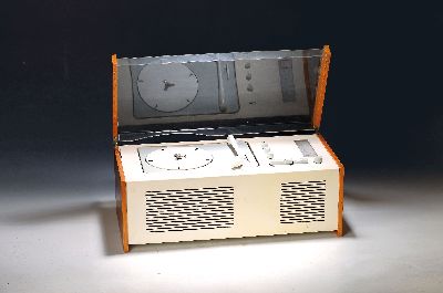 Audioanlage SK 61, sog. Schneewittchensarg, Braun, 1961-64, Entwurf Hans Gugelot und Dieter Rams, weiß lackiertes Metallgehäuse, Seitenteile aus ...