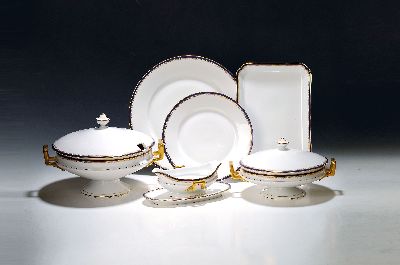 Umfangreiches Speiseservice, Hutschenreuther, Modell Victoria, Suppenterrine, 2 Deckelterrinen, 2 Saucieren, 2 Beilagenschalen, 2 runde Platten, 2 ...
