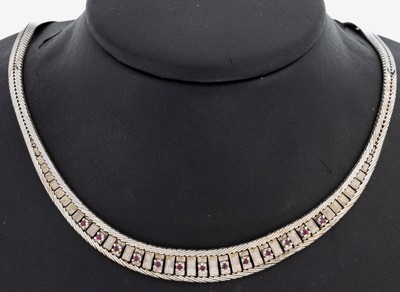 14 kt Gold Rubin-Collier, WG 585/000, im Verlauf, Mittelteil bes. mit 13 rundfacett. Rubinen zus. ca. 0.26 ct, L. ca. 42 cm, Kastenschloss mit ...