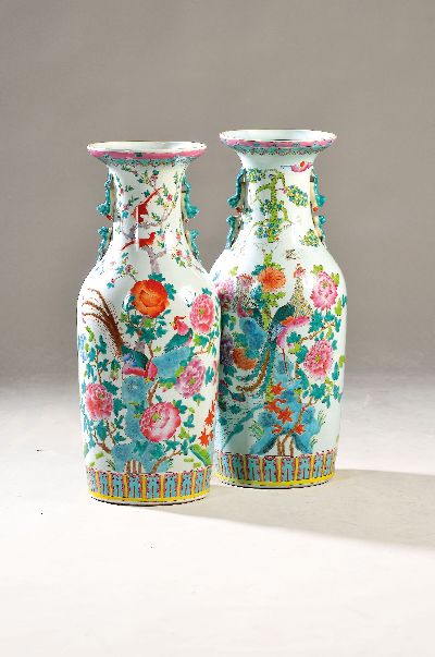 Paar Bodenvasen, China, 19./20.Jh., Porzellan, Bodenmarke Tongzhi in rot, umlaufender Päoniendekor, H. 61 cm
