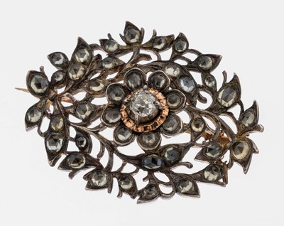14 kt Gold Diamant-Brosche, um 1850, RoseG 585/000 gepr., florales Dekor, schauseitig zeittyp. Silber, Mittelteil mit einem Altschliffdiamant ca. ...