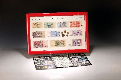 Konvolut Banknoten, USA und Russland, 20x 2 Dollar Banknoten auf zwei Druckbögen, USA , Serie 1976, großer Druckbogen mit 16 Noten , kleiner Bogen ...