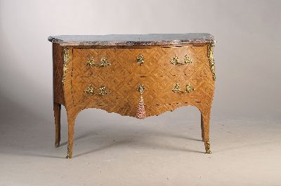 Kommode im Barock-Stil, um 1900, Rosenholzmarketerie in Rauten und Fischgrätenmuster, 2 Schubladen, bombierte form, kräftige Marmorplatte, ...