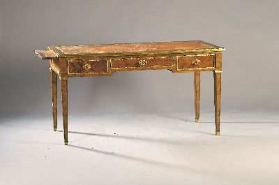 Schreibtisch, Frankreich, 19.Jh., Nußbaumfurnier 3 Schubladen, Oberfläche mit eingelegter Lederschreibfläche und umlaufende Messingleisten, auf ...