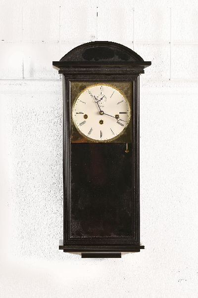 Wanduhr Kieninger mit verschiedenen Schlagmelodien um 1960/70, schwarz gefasstes Holzgehäuse, Metallzifferblatt, mit Anzeige der kleinen Sekunde, ...