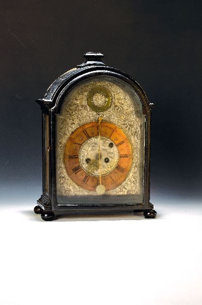 Tischuhr, sog. Vorderzappler, Johann Georg Wagner Wasserburg, um 1770/80, Holzgehäuse, dreiseitig verglast, Rückwand und Abschlussverzierung ...