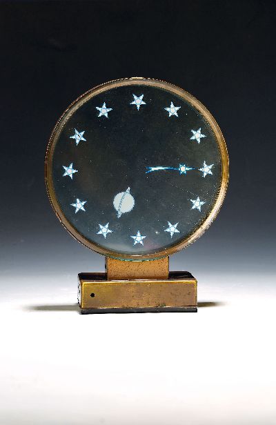 Elektr. Tischuhr Jaeger LeCoultre Comet, um 1920, Messinggehäuse, im Boden und seitlich mit Lüftungsöffnungen, externe Zeitverstellung sowie ...
