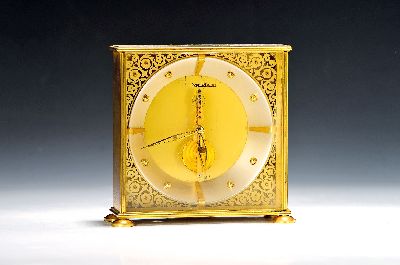 Jaeger-LeCoultre Stabwerksuhr, um 1970, Messinggehäuse mit alter Vergoldung (ber.), nach innen gezogener versilberter Ziffernreif, sichtbares ...