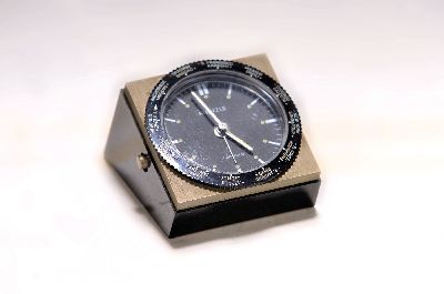 Kienzle Weltzeituhr, um 1960, Kunststoffgehäuse, schwarzes Zifferblatt mit Weckzeiger, Drehlünette mit Anzeige der Großstädte, rückseitiger ...